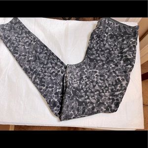 Black/Gray size Small printed cotton/spandex jeggings
